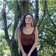 Maestra graduada en magisterio. Estudios Profesionales Musicales